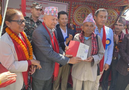 काभ्रेका भुम्लुबासीले ५० वर्षपछि पाए लालपूर्जा