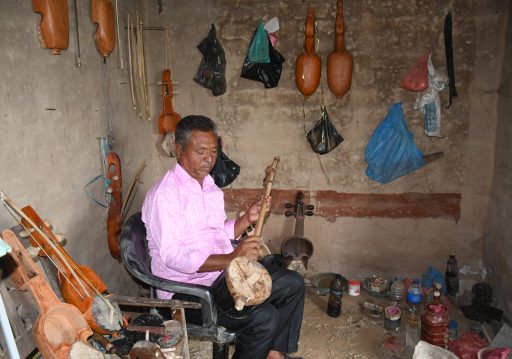 बिक्न छाडे सारङ्गी, सुनिन छाड्यो धुन