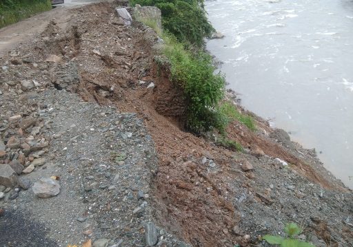 चरीकोट,तामाकोशी हुँदै मन्थली पुग्ने सडक अवरुद्ध