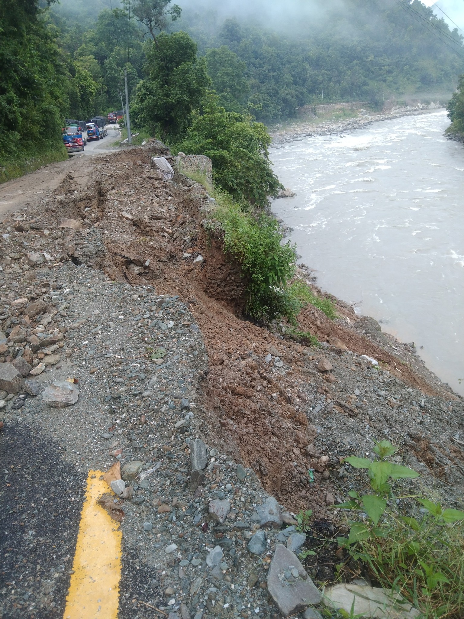 चरीकोट,तामाकोशी हुँदै मन्थली पुग्ने सडक अवरुद्ध