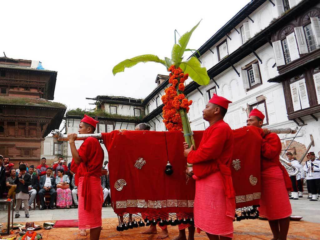 आज घर घरमा फूलपाती भित्र्याइँदै