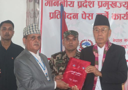 प्रदेश लोकसेवा आयोगद्वारा कोशी प्रदेश प्रमुख खापुङ समक्ष प्रतिवेदन हस्तान्तरण