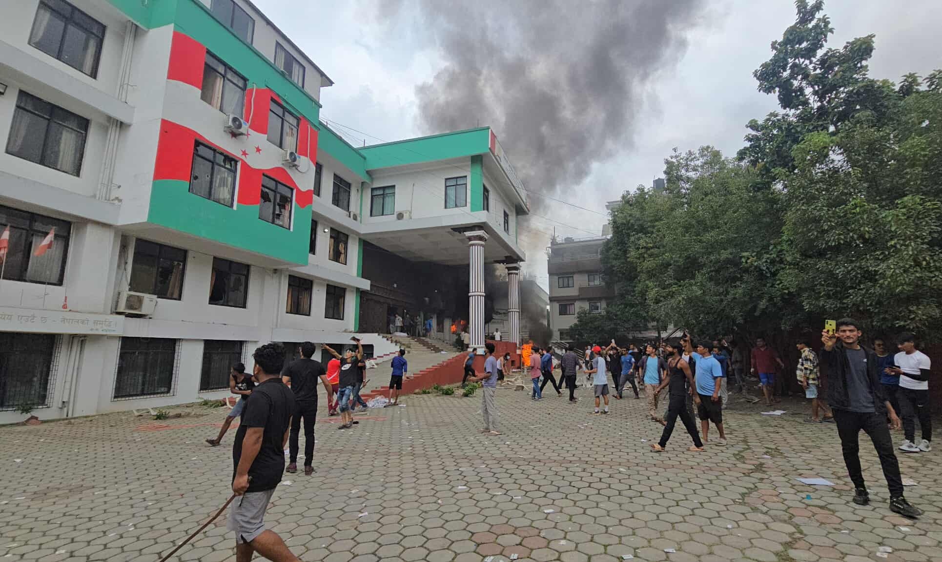 कांग्रेस केन्द्रिय कार्यालयमा आगजनी र तोडफोड
