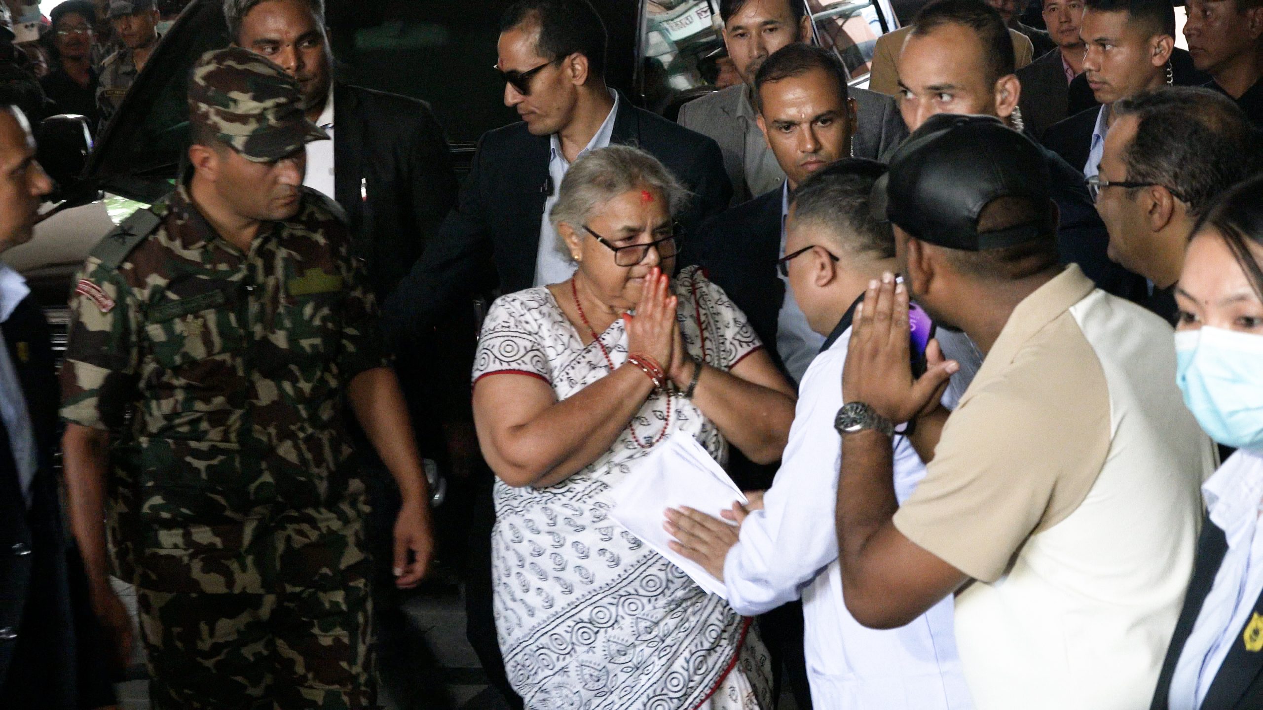 प्रधानमन्त्रीले ट्रमा सेन्टर पुगेर घाइतेको स्वास्थ्यबारे लिनुभयो जानकारी