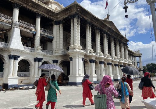 सिंहदरबारका भग्नावशेष हेर्दै टोलाउँछन् कर्मचारी
