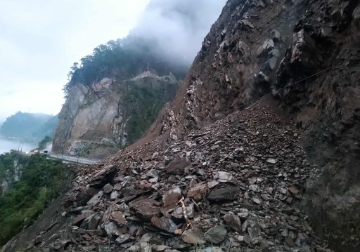 तुइन खोलामा खसेको पहिरोका कारण नारायणगढ–मुग्लिन सडक अवरुद्ध