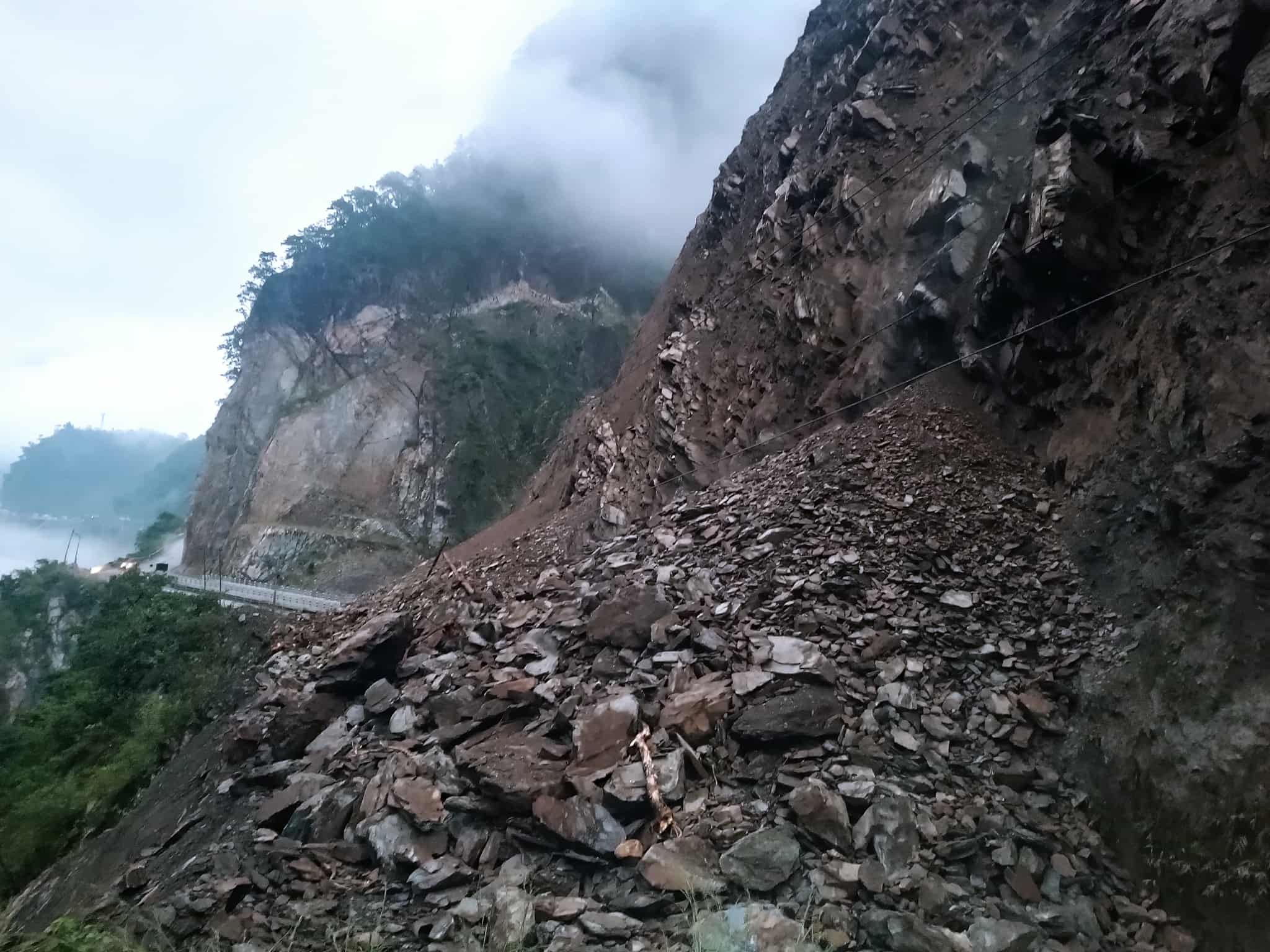 तुइन खोलामा खसेको पहिरोका कारण नारायणगढ–मुग्लिन सडक अवरुद्ध