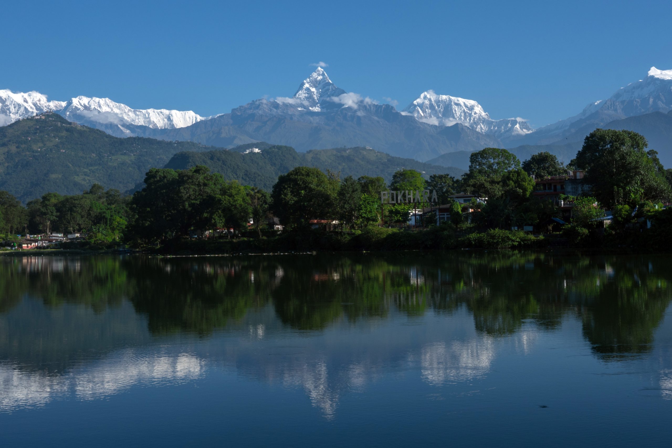 माछापुच्छ्रे मुस्कुराउँदा पर्यटकीय सहर पोखरा सुनसान