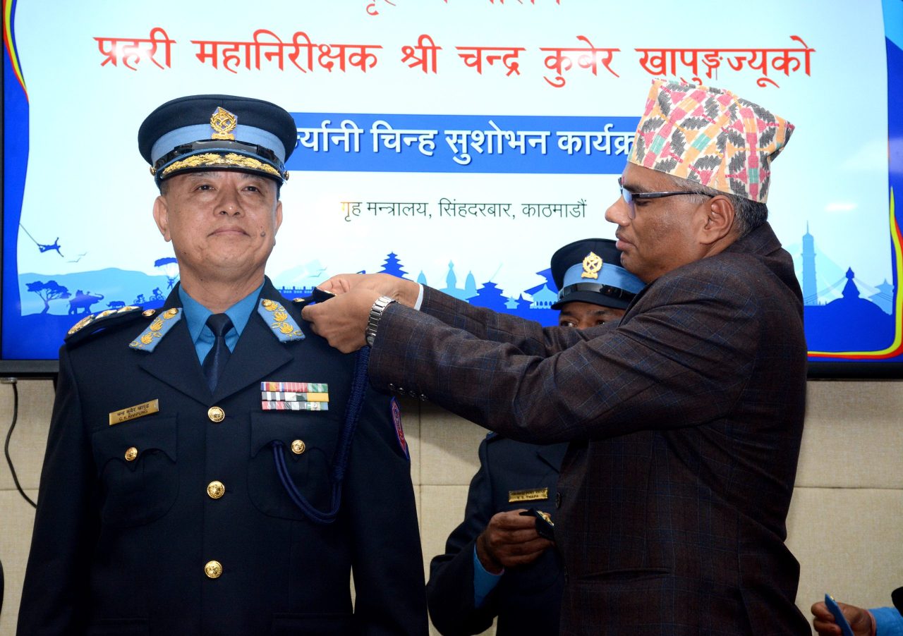 नवनियुक्त प्रहरी महानिरीक्षक खापुङलाई दर्ज्यानी चिह्न