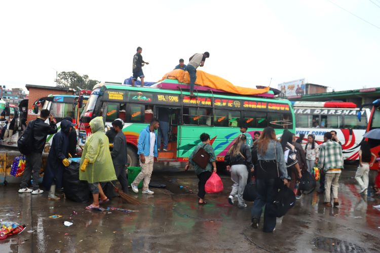बडादसैँका लागि २४ घण्टामा एक लाखभन्दा बढी यात्रु उपत्यकाबाट बाहिरिए