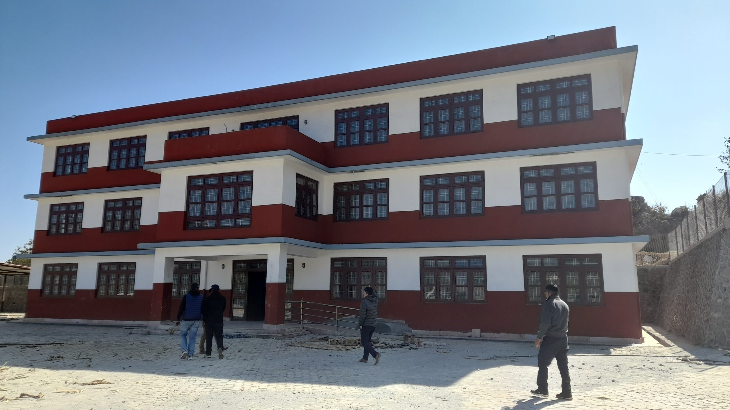 झण्डै एक दशकपछि महाशिला गाउँपालिकाले आफ्नै भवनबाट सेवा थाल्यो