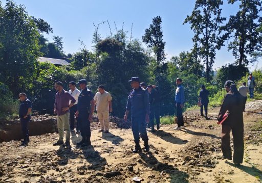 जमिन भासिएपछि सुरक्षित आश्रयको खोजीमा छन् हायु परिवार