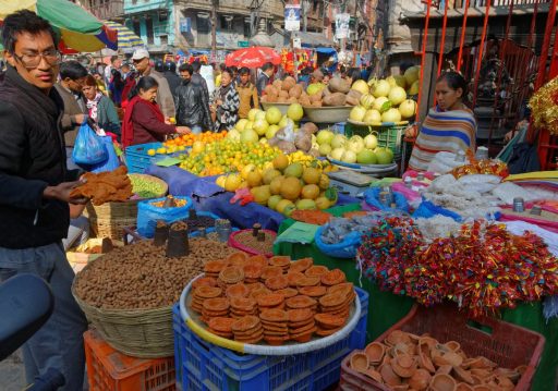 तिहार नजिकिँदै गर्दा बजारमा किनमेल गर्नेको चहलपहल बढ्दै