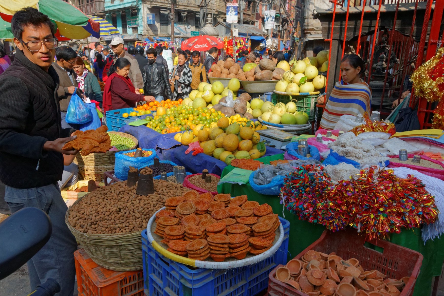 तिहार नजिकिँदै गर्दा बजारमा किनमेल गर्नेको चहलपहल बढ्दै