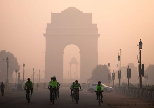 दिल्लीको विषाक्त हावाबाट भाग्दै स्वस्थ जीवन खोज्ने भारतीय परिवारहरू