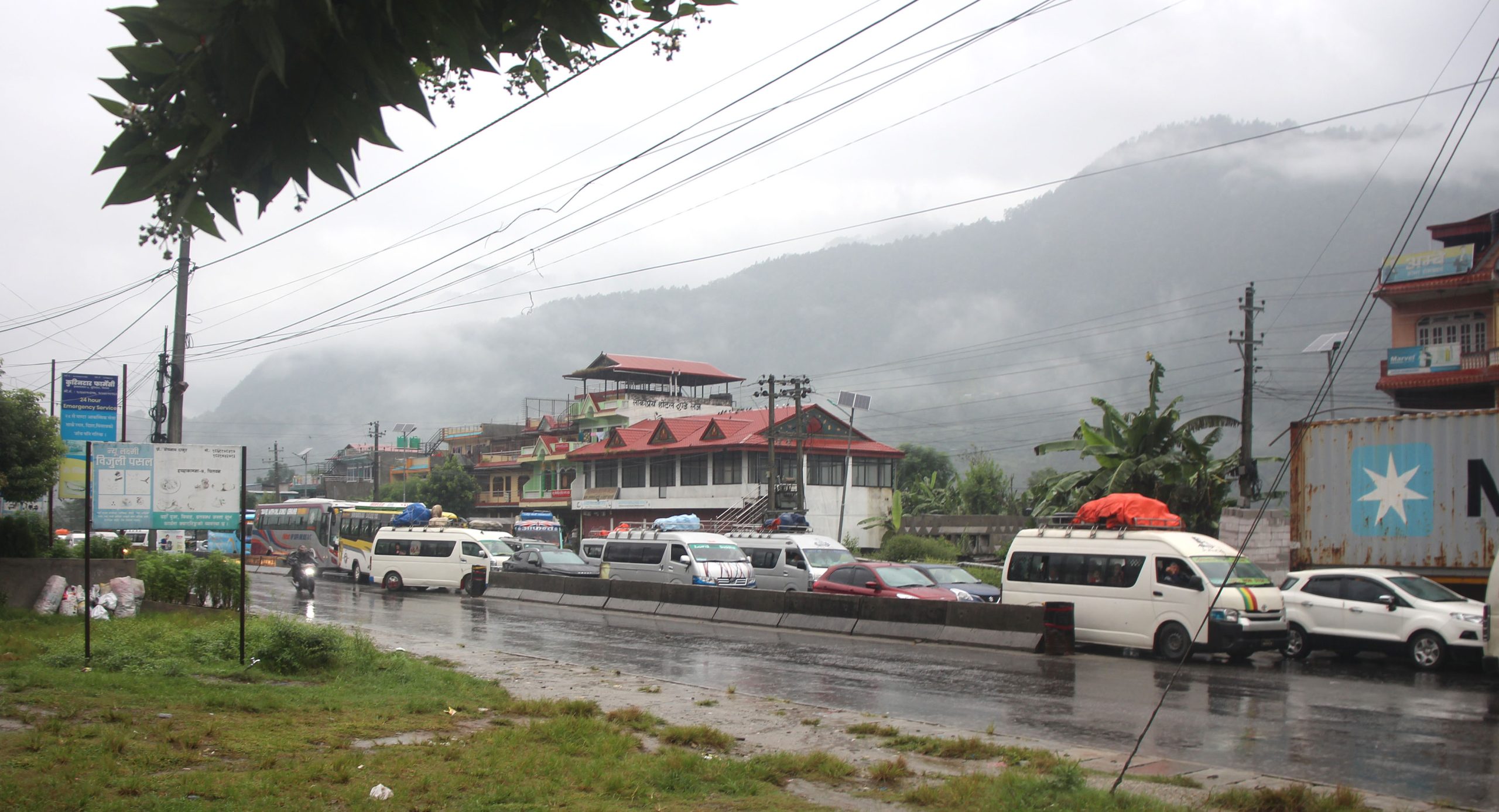 पृथ्वी राजमार्गको आँबुखैरेनीमा सवारीसाधन रोकिए