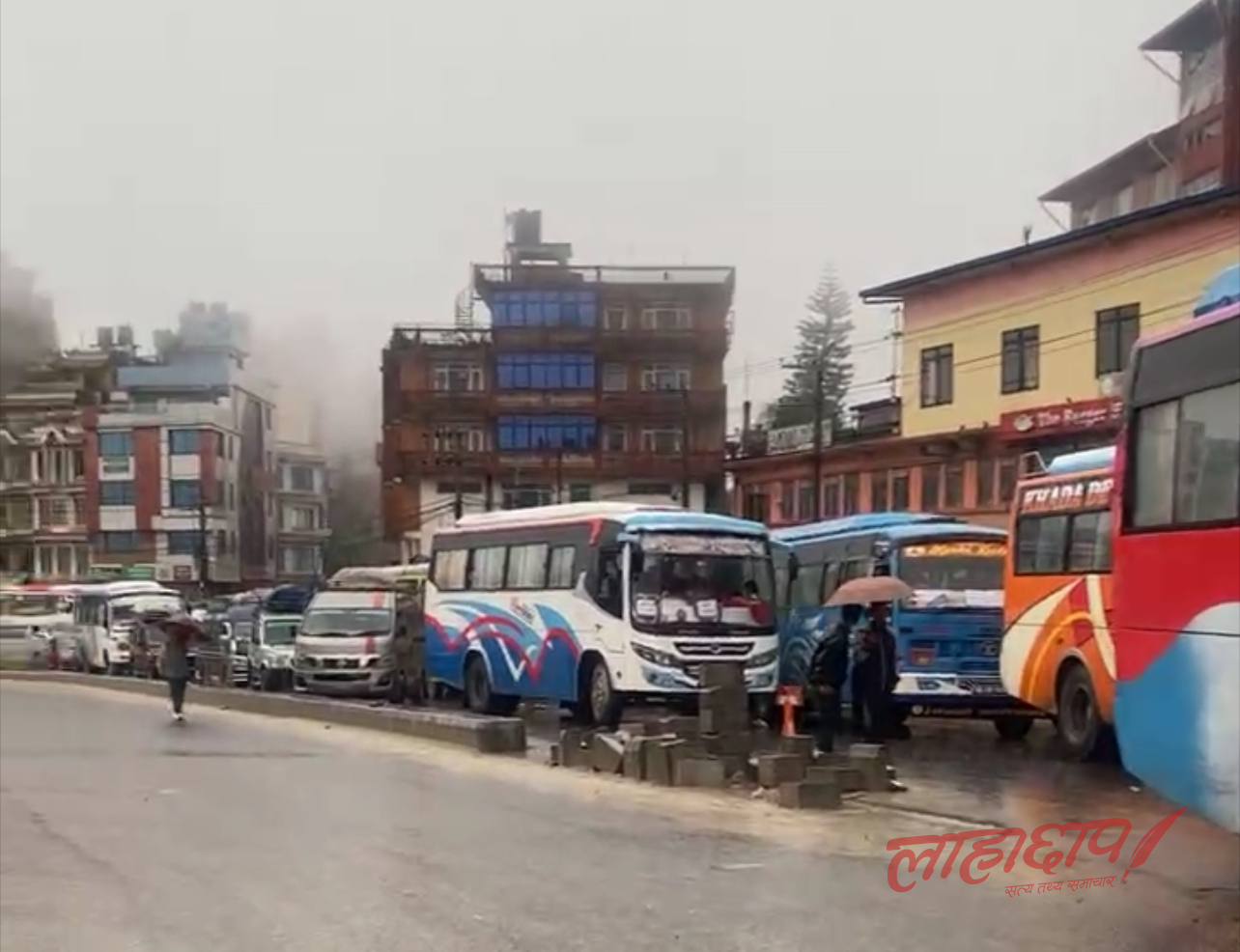 विपी राजमार्ग र अरनिको राजमार्गमा चल्ने सवारी साधन ‘होल्ड’