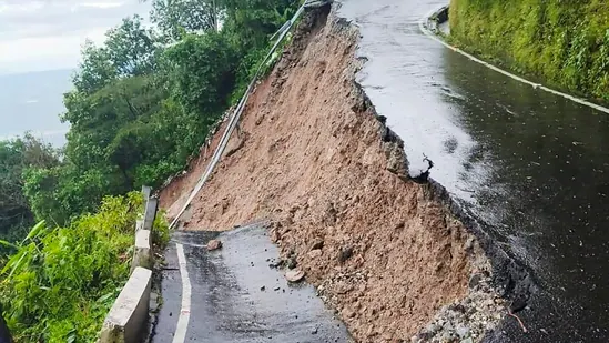 दार्जिलिङमा भीषण पहिरो र बाढी, कम्तीमा २० जनाको निधन