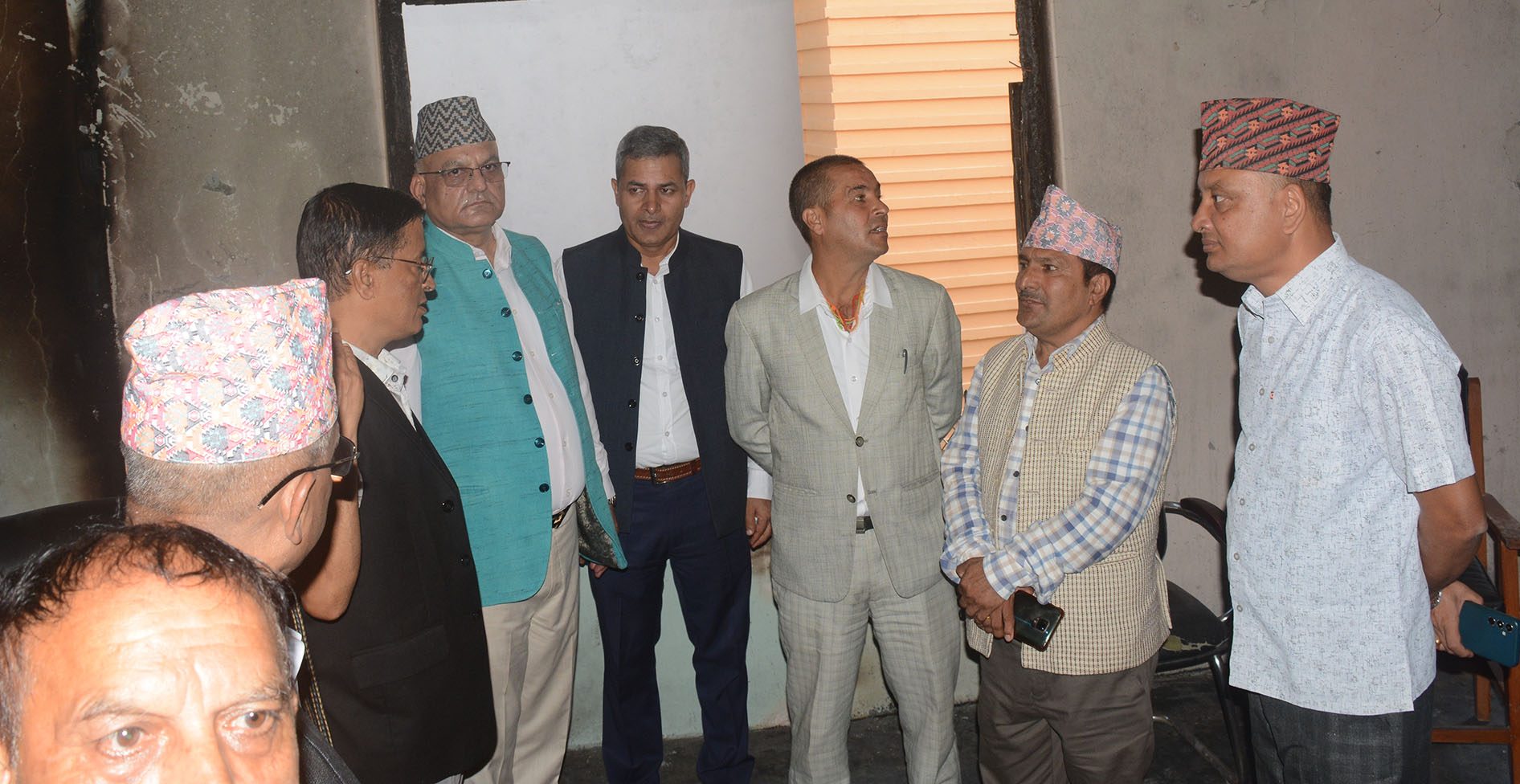 मुख्यमन्त्री पाण्डेद्वारा क्षतिग्रस्त सरकारी कार्यालयको निरीक्षण