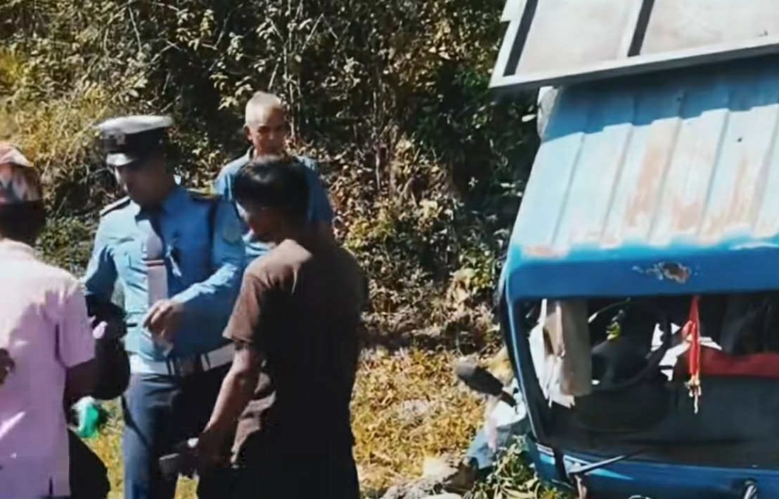 बस र ट्रक ठोक्किदा आठ जना घाइते
