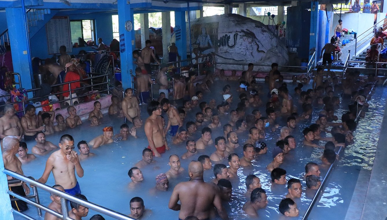 सिङ्गा तातोपानीमा स्नान गर्नेको भीड