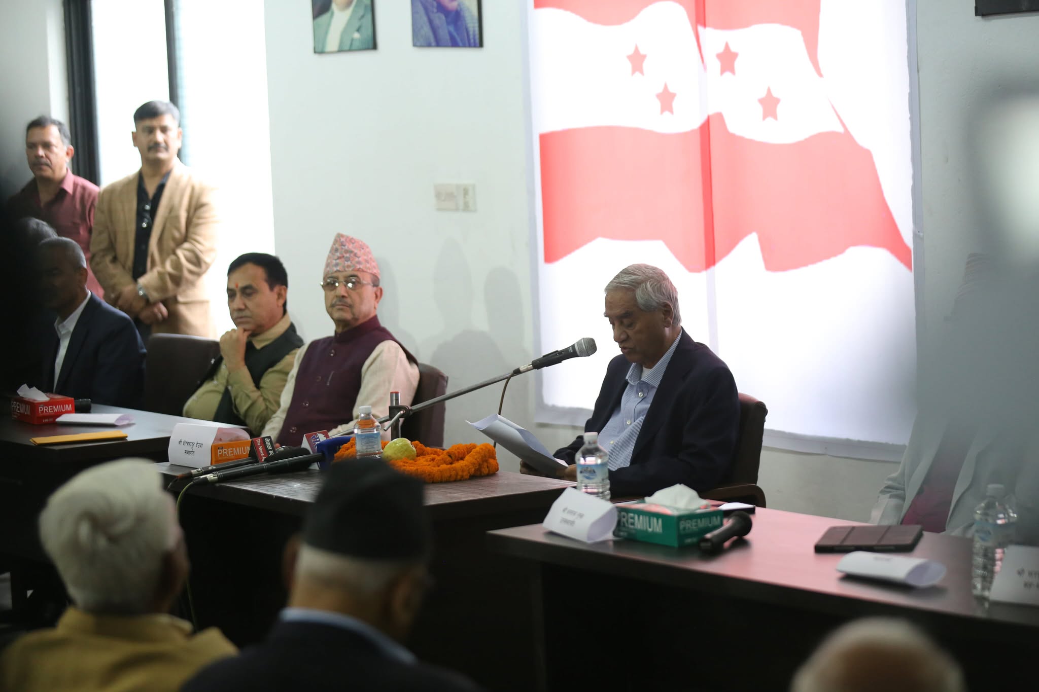 देउवाले दिए खड्कालाइ कार्यवाहक, केन्द्रिय समितिको बैठक बिहिवारसम्म स्थगित