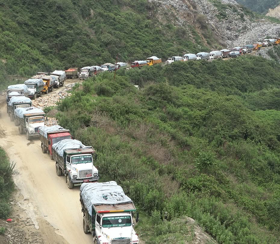 सहमति कार्यान्वयनको माग गर्दै स्थानीयवासीद्वारा बञ्चरेडाँडामा फोहर विसर्जनमा अवरोध