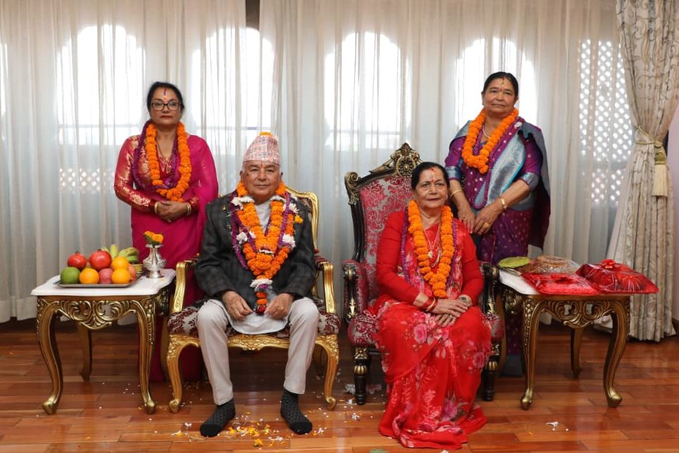 राष्ट्रपति पौडेलबाट शुभसाइतमा बहिनीहरूबाट तिहारको टीका ग्रहण