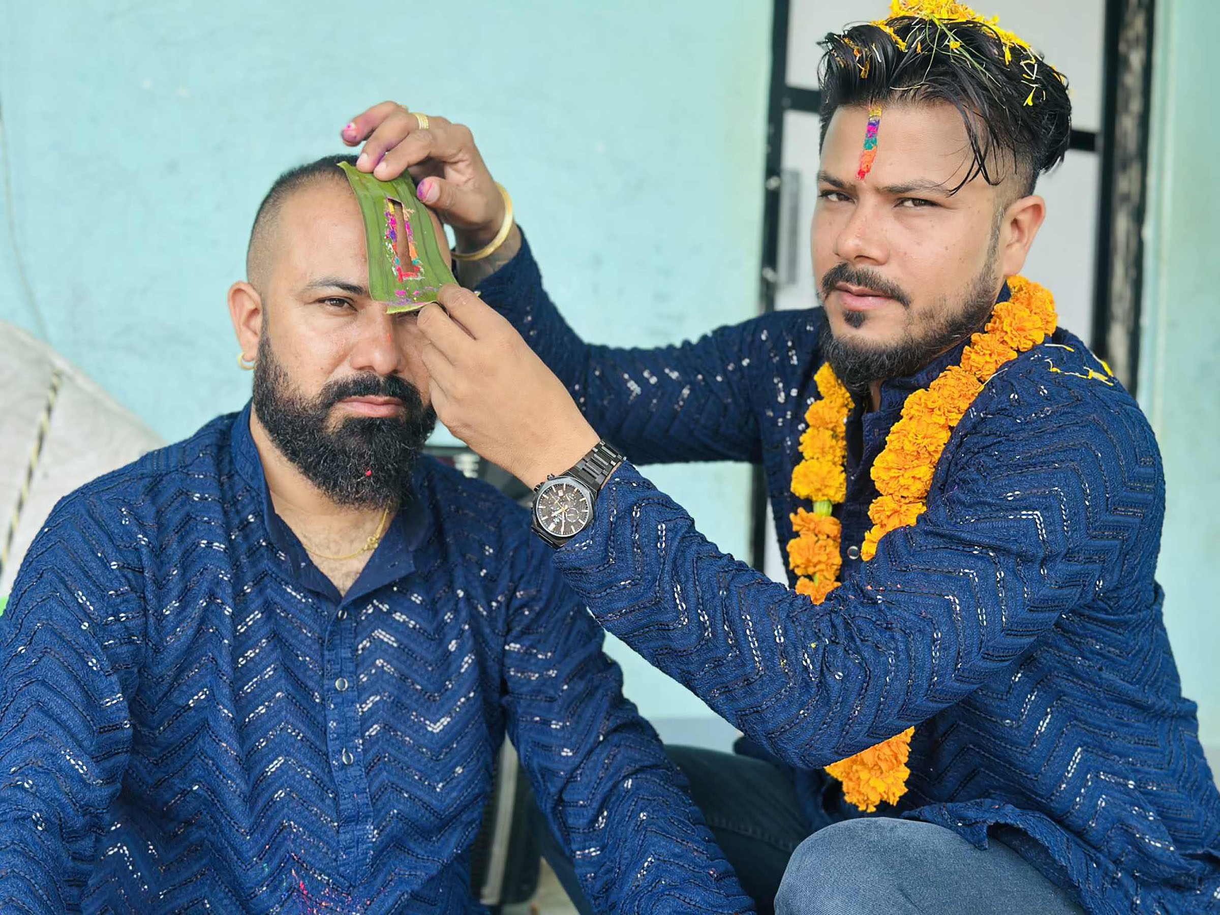 दाजुभाइले एकापसमा लगाए भाइटीका
