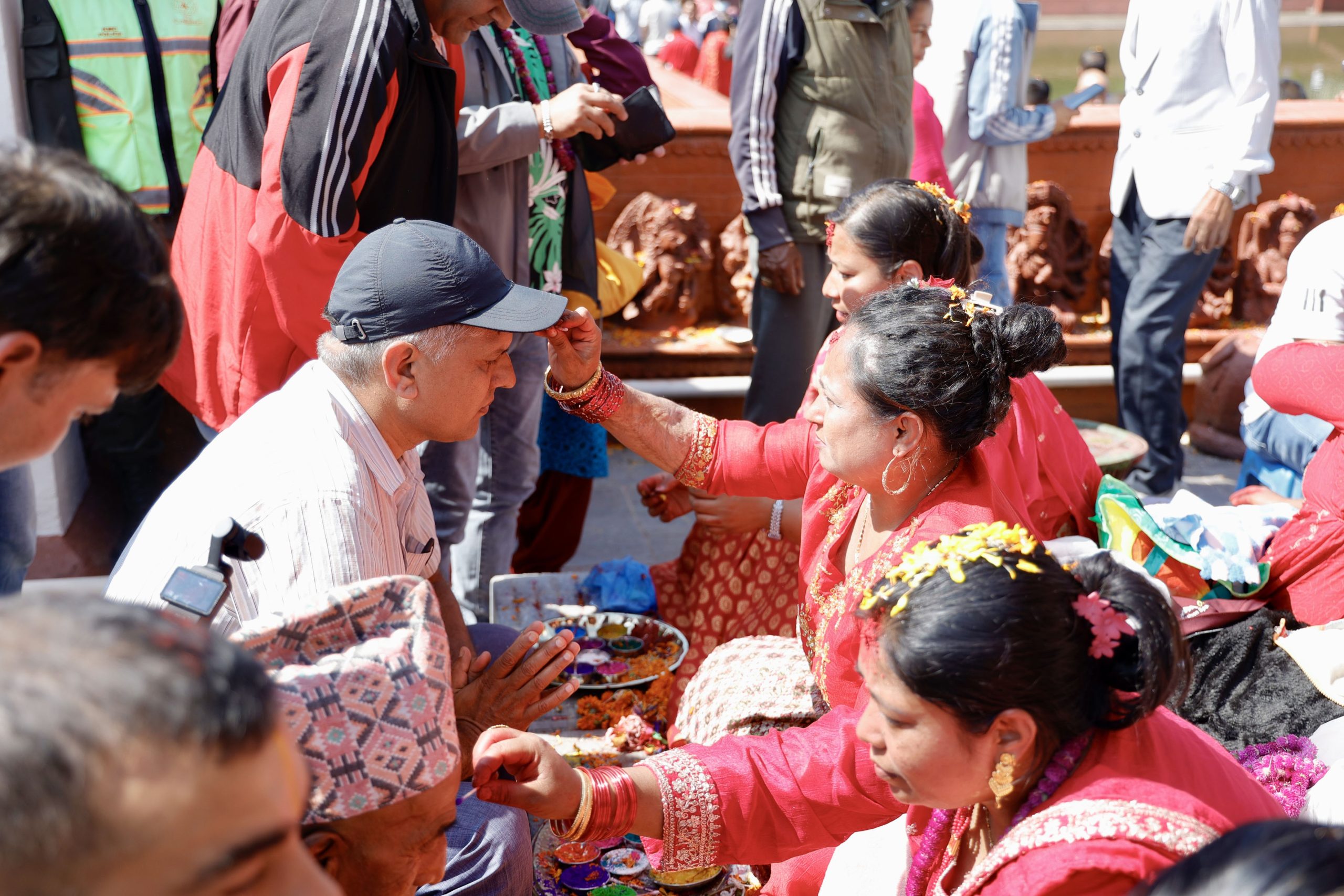बालगोपालेश्वर मन्दिरमा आज दिदीबहिनी नहुनेहरूले लगाए भाइटीका