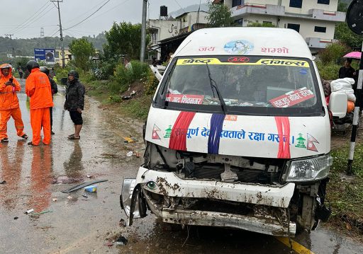 माइक्रो दुर्घटनामा १४ जना घाइते