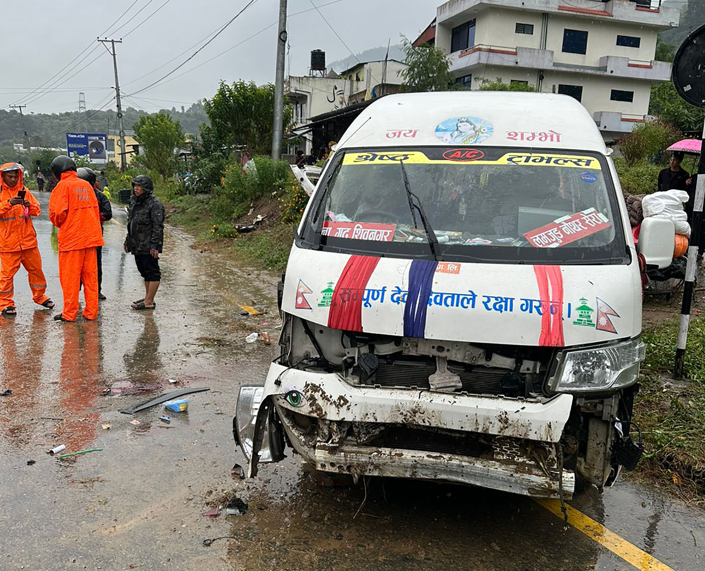 माइक्रो दुर्घटनामा १४ जना घाइते