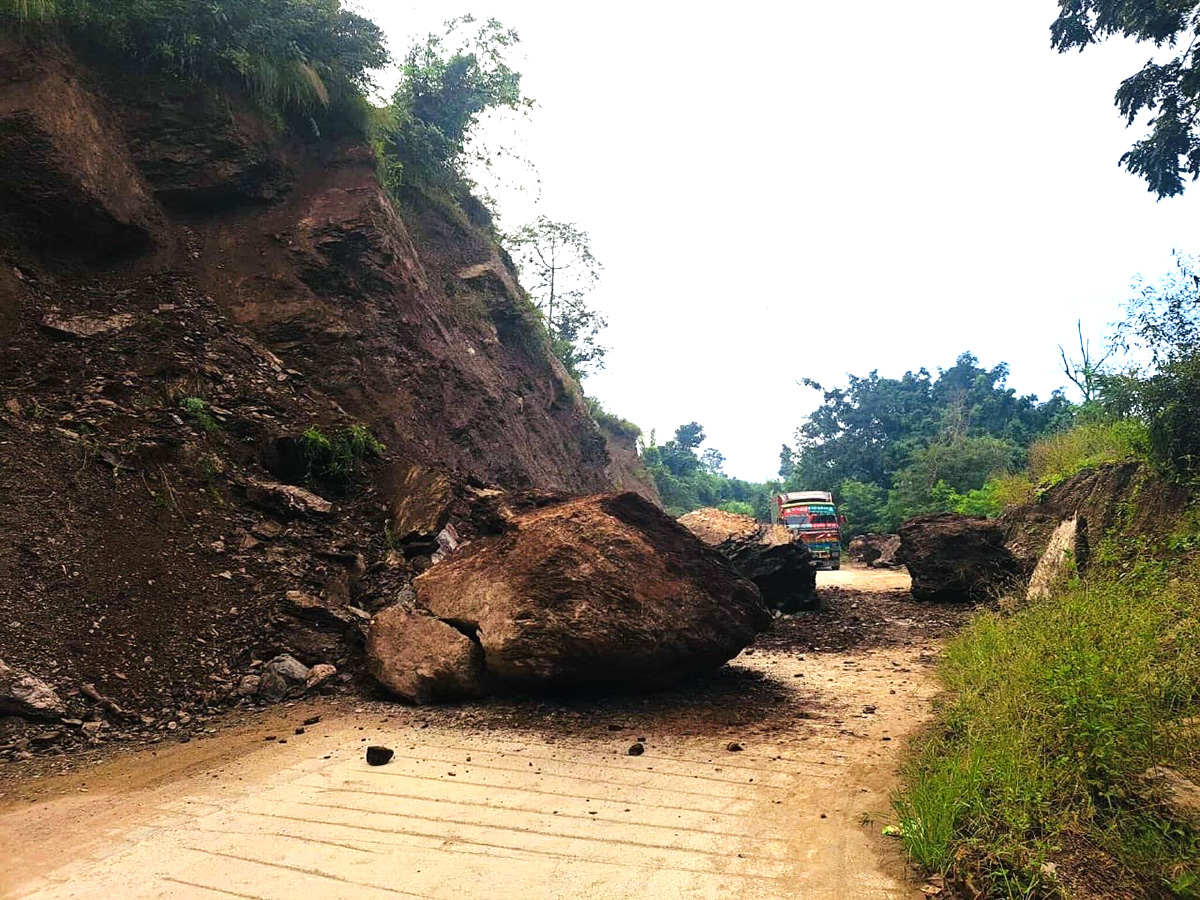 सडक अवरुद्ध हुँदा आपतकालीन अवस्थामा स्वास्थ्य सेवा प्रवाह गर्न चुनौती