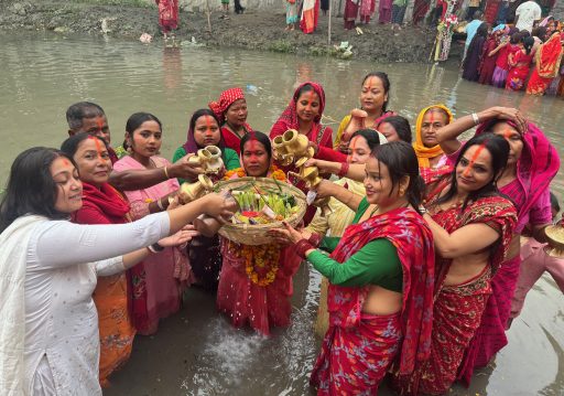 उदाउँदो सूर्यलाई अर्घ दिँदै मधेसमा छठ सम्पन्न : ‘छठके सनेस’ सुरु