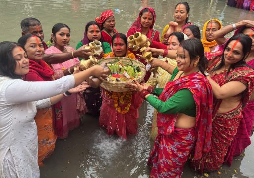 उदाउँदो सूर्यलाई अर्घ दिँदै मधेसमा छठ सम्पन्न : ‘छठके सनेस’ सुरु