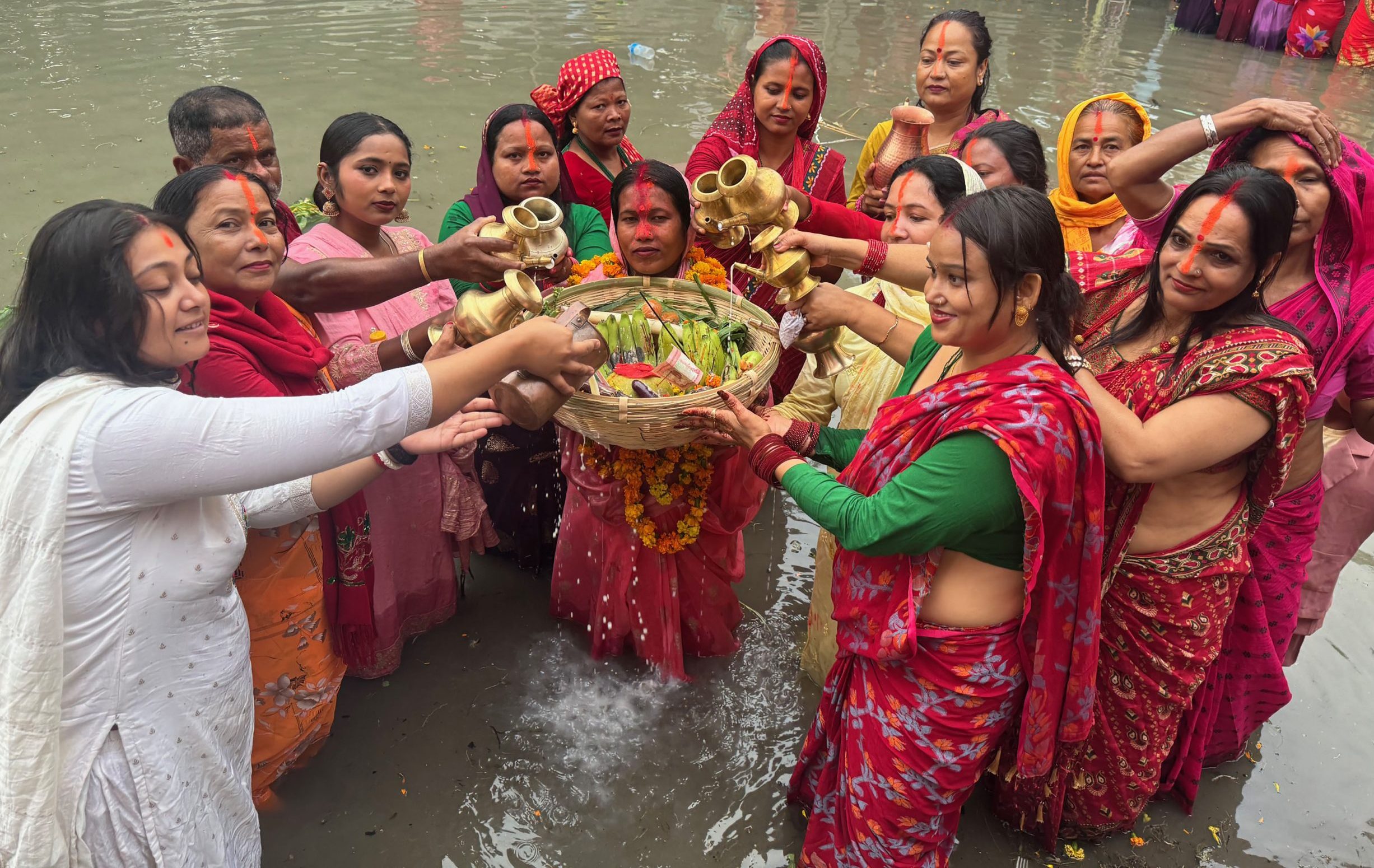 उदाउँदो सूर्यलाई अर्घ दिँदै मधेसमा छठ सम्पन्न : ‘छठके सनेस’ सुरु