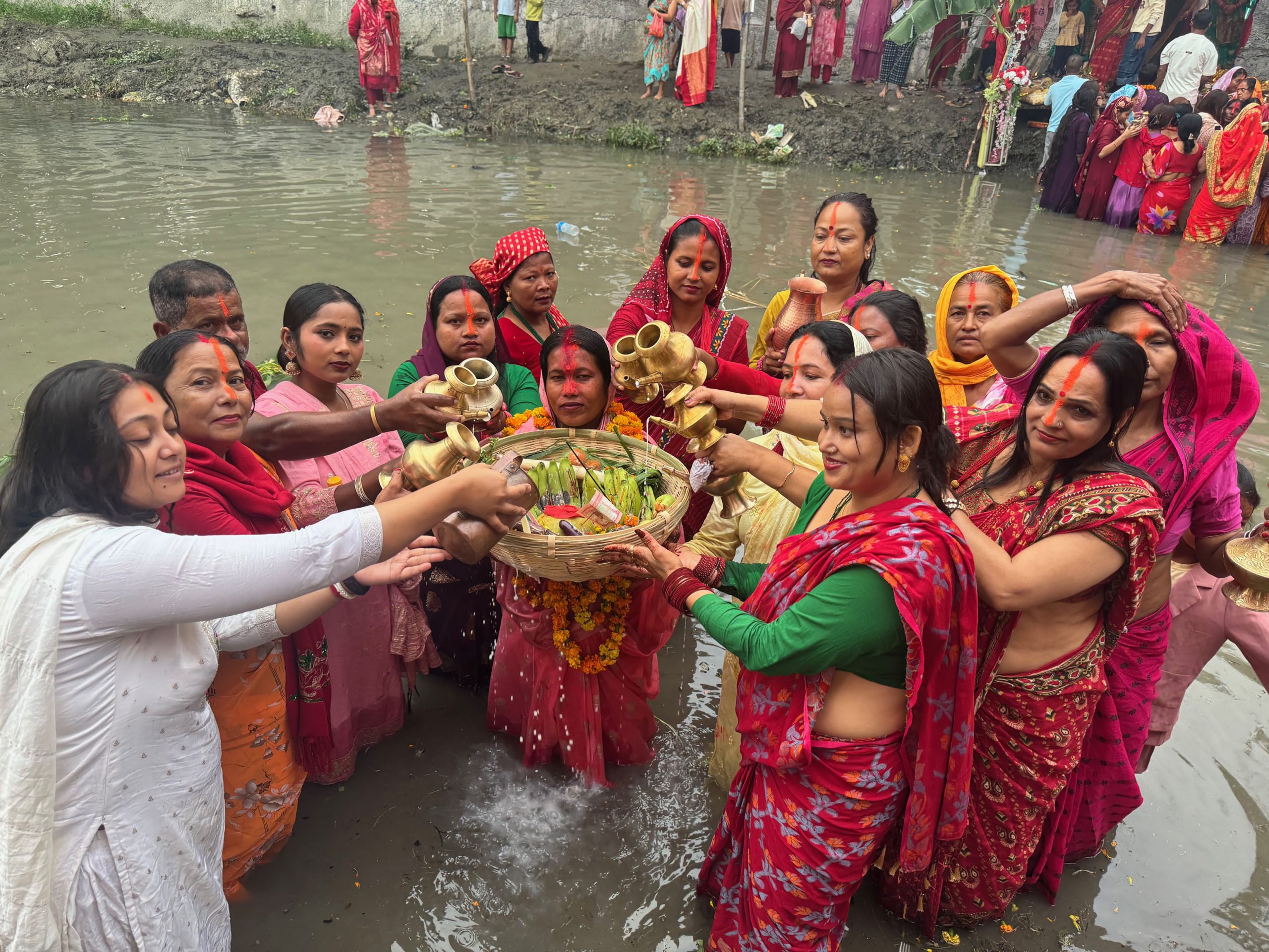 उदाउँदो सूर्यलाई अर्घ दिँदै मधेसमा छठ सम्पन्न : ‘छठके सनेस’ सुरु