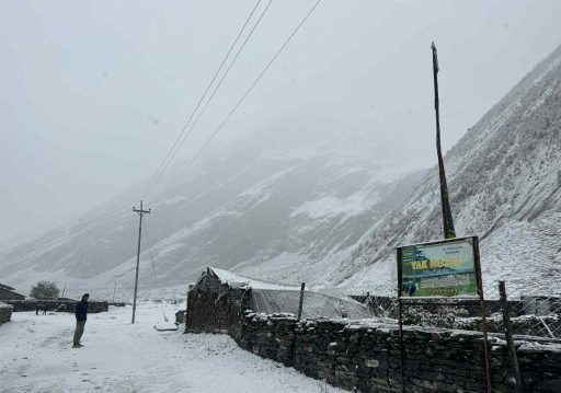 उत्तरी गोरखामा हिमपातहुँदा मनास्लु क्षेत्र भ्रमणमा गएका पर्यटक प्रभावित
