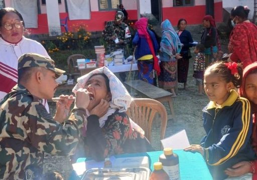 ताकममा सेनाको स्वास्थ्य शिविर : करिब दुई सय जना लाभान्वित
