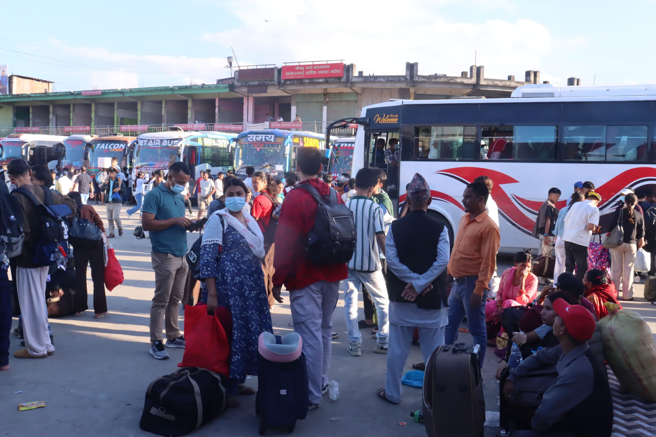 नयाँबसपार्कमा निःशुल्क इन्टरनेट सेवा चलाउन पाएसँगै यात्रुमा खुसी