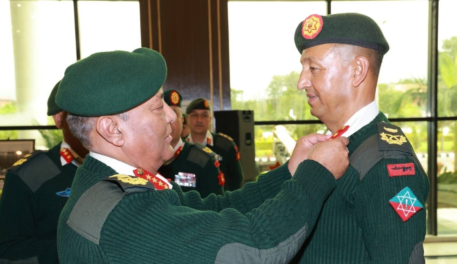 प्रधान सेनापतिद्वारा दर्ज्यानीचिन्ह प्रदान