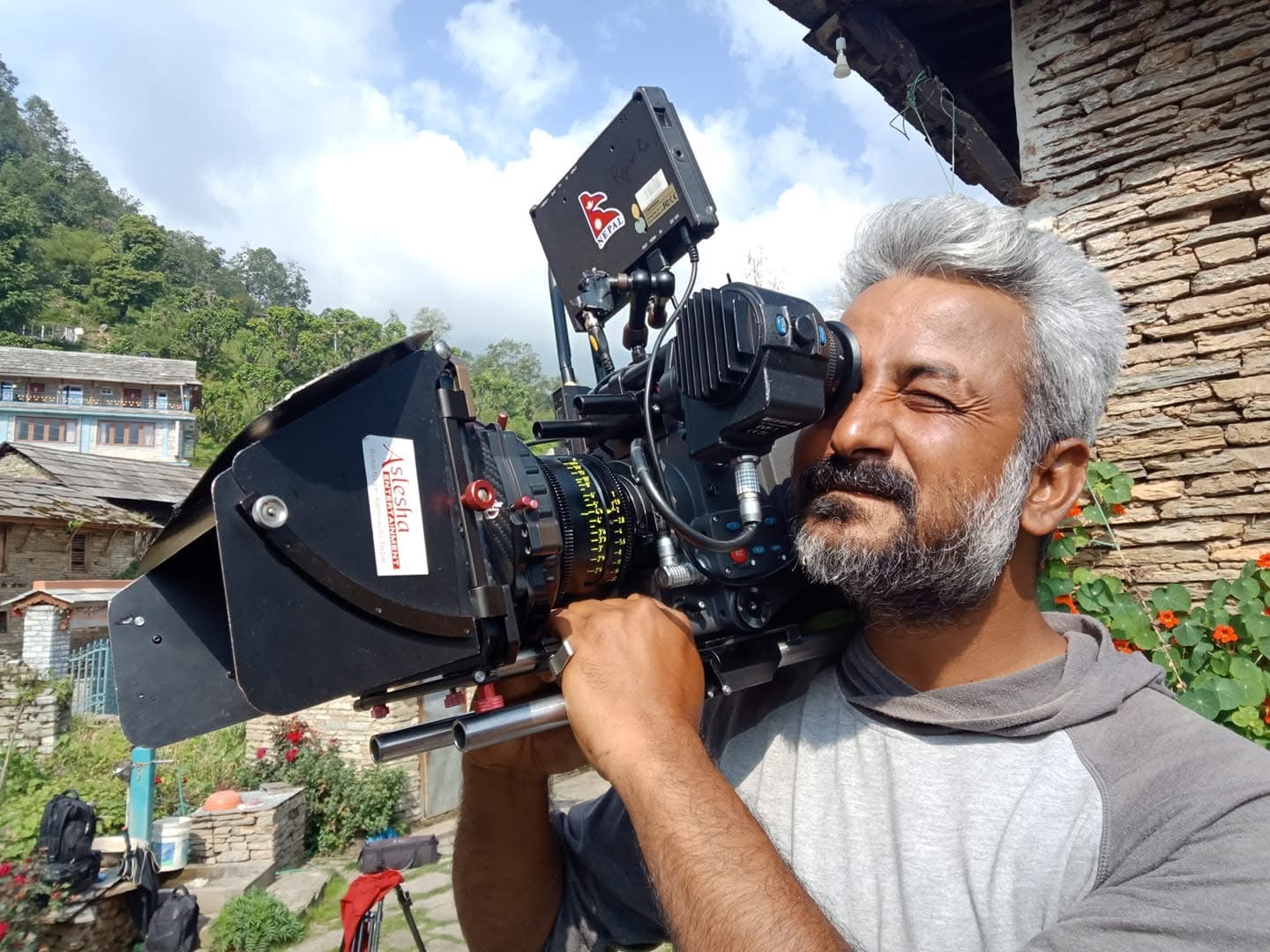 निर्देशक खकुरेल ‘ग्लोबल आइकन अवार्ड’द्वारा सम्मानित