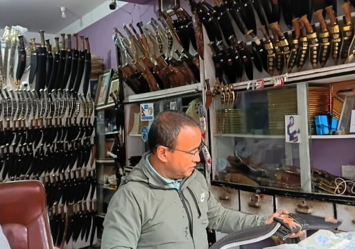 भोजपुरमा बन्छन् पाँच सयदेखि ५२ हजारसम्मका ‘भोजपुरे खुकुरी’