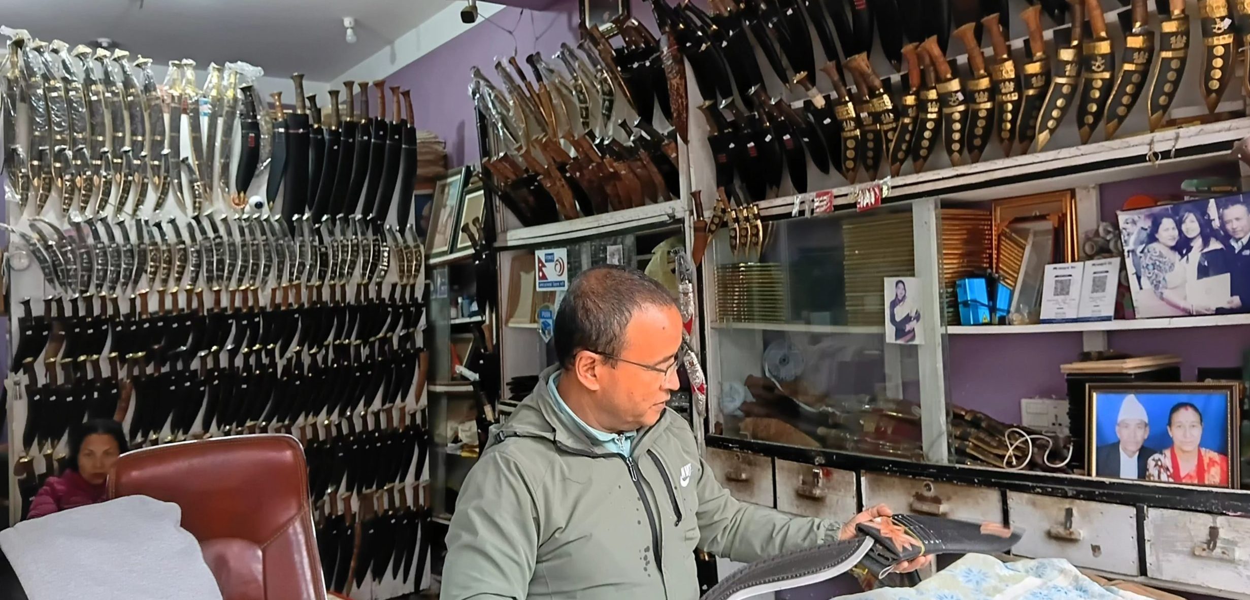 भोजपुरमा बन्छन् पाँच सयदेखि ५२ हजारसम्मका ‘भोजपुरे खुकुरी’