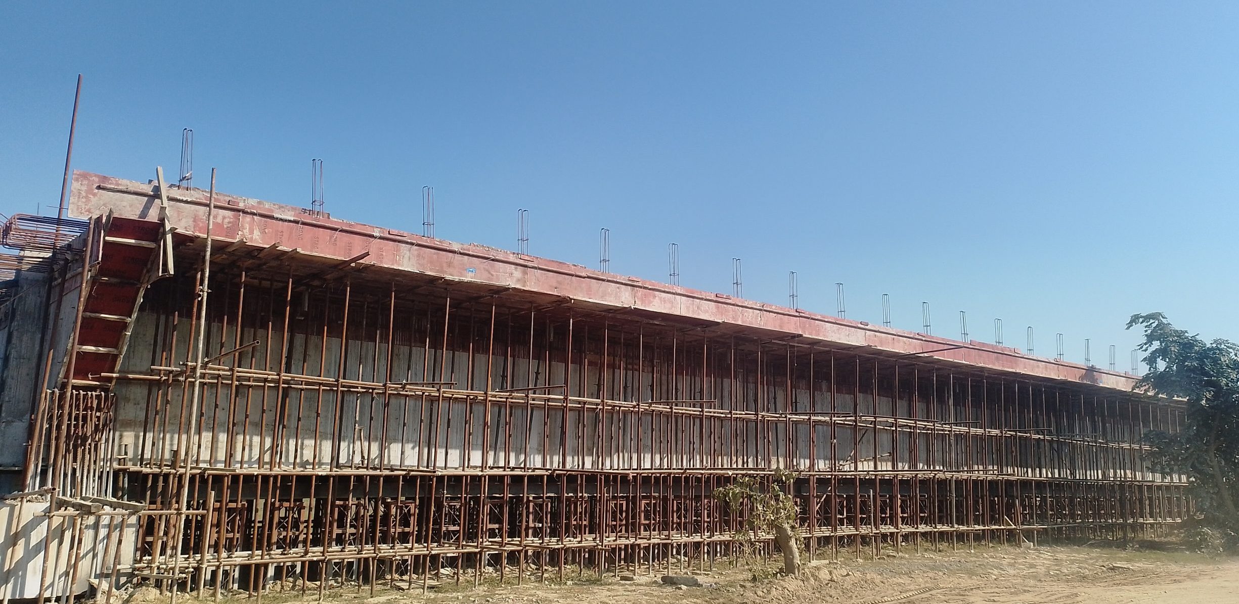 सिधनियाघाटमा तीव्र गतिमा पक्की पुल निर्माण हुँदै