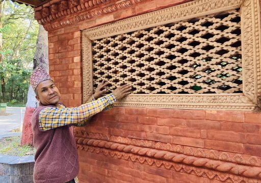 काष्ठकलामा सिपालु भीमबहादुर