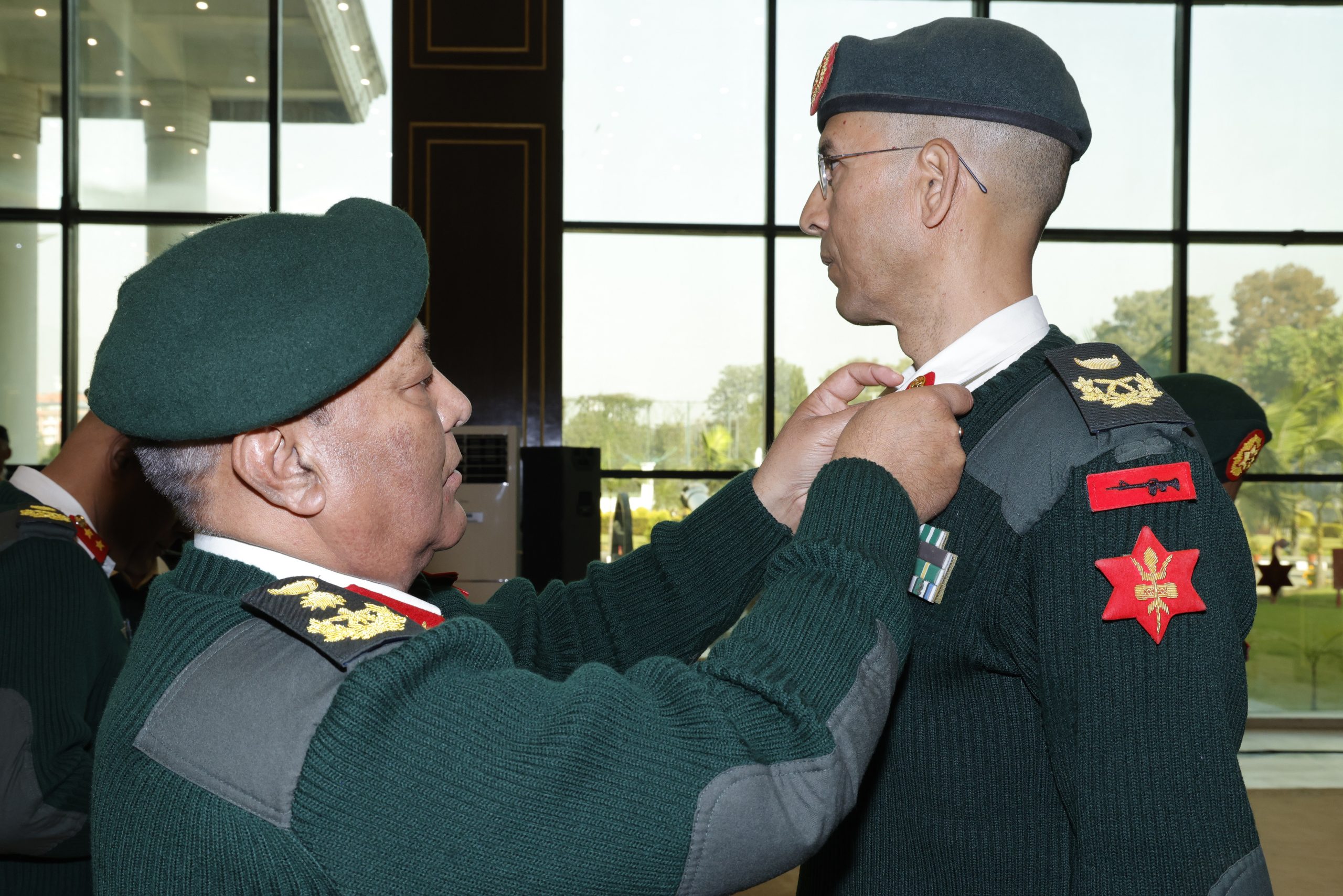 सहायक रथी भण्डारीलाई उपरथीको दर्ज्यानी चिह्न प्रदान