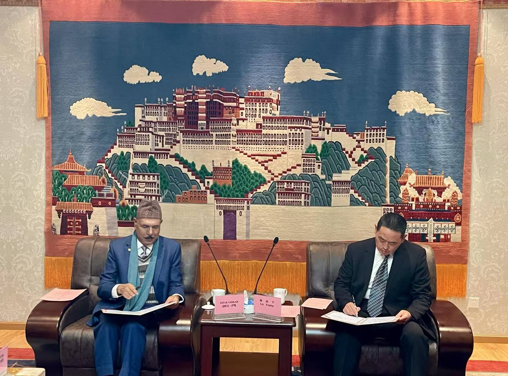 ल्हासाद्वारा नेपाल–चाइना सिस्टर सिटी फ्रेन्डसिप एसोसिएसनका अध्यक्ष दीपक सरकारलाई सहयोग सामग्री हस्तान्तरण