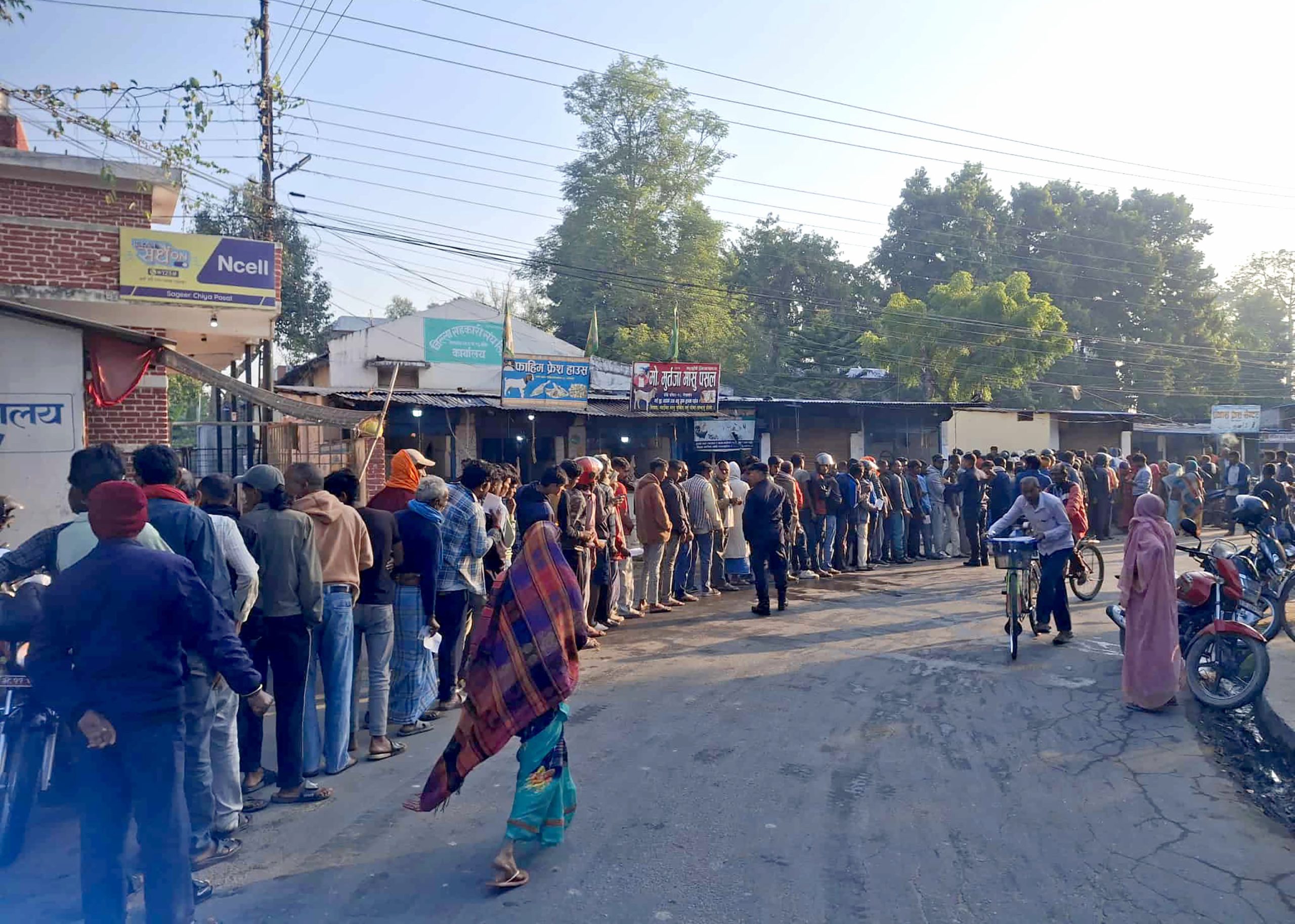 गहुँ छर्ने समयमा किसानलाई मल अभाव