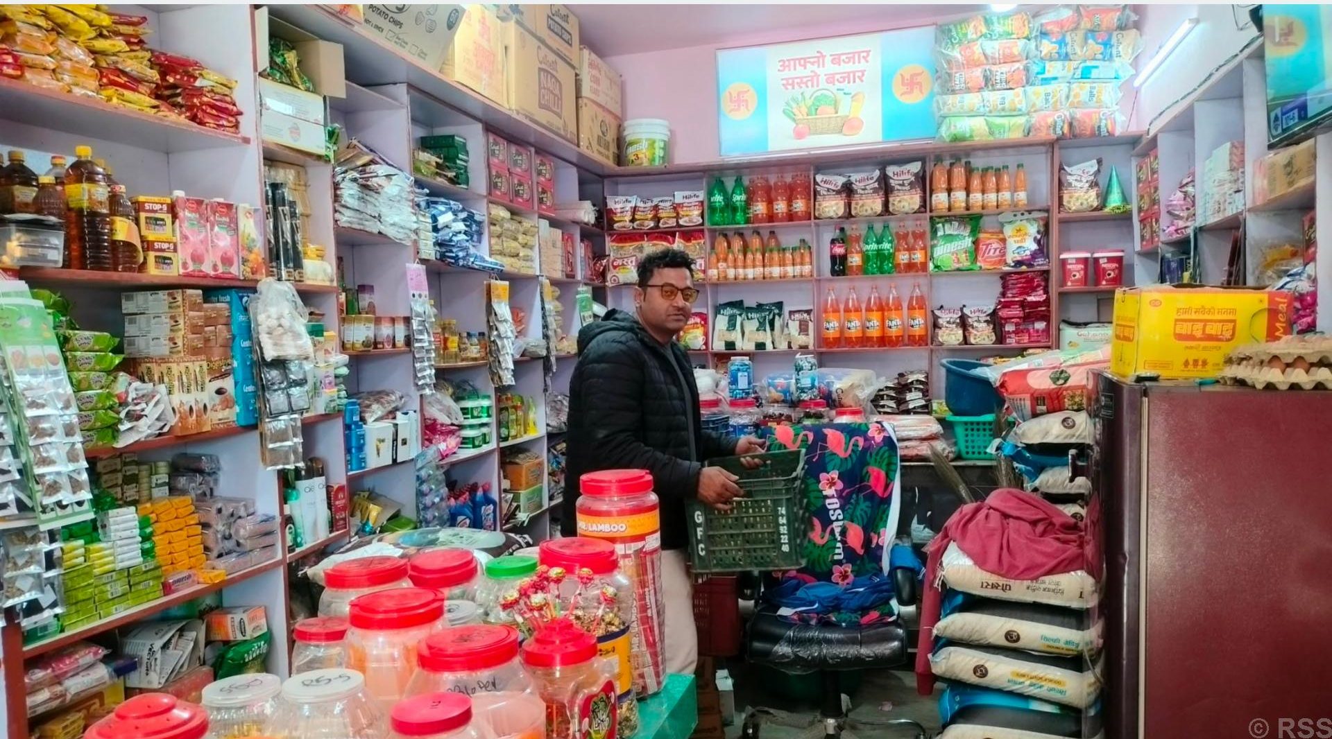 विदेशबाट फर्केर गाउँमै ‘सस्तोबजार’ सञ्चालन